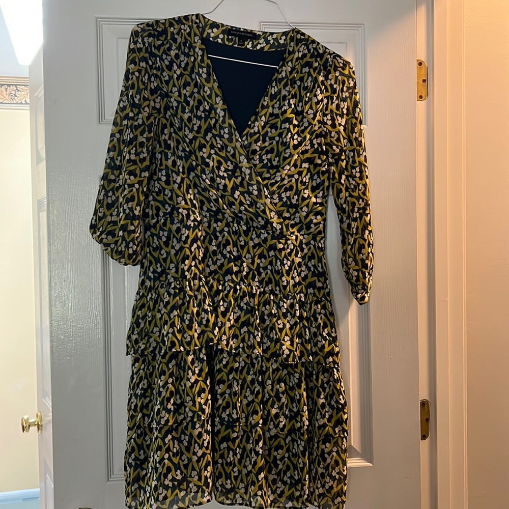 1/2 sleeve dress. V neck with clasp. Ruffle skirt. Side hidden zipper.